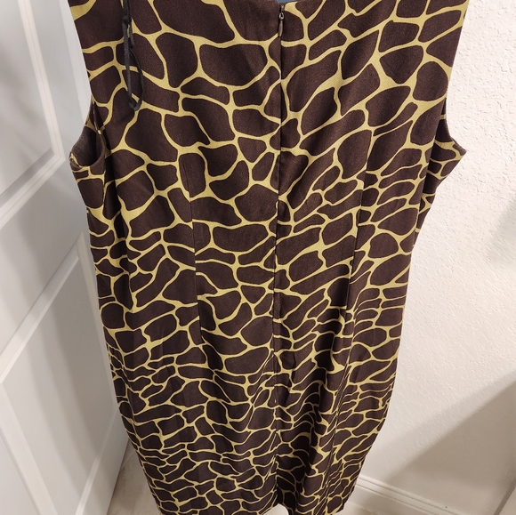 Sleeveless Shell Dress - Picture 6 of 8